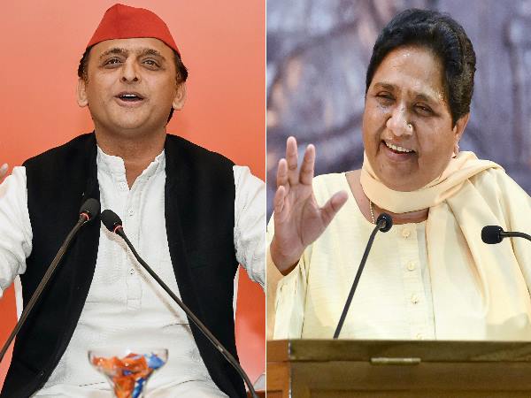 सपा मुख्यालय के बाहर लगा होर्डिंग