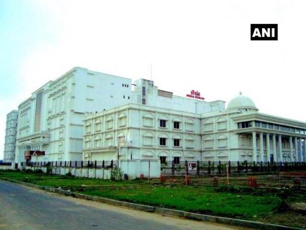 कोलकाता का शॉपिंग मॉल, मुंबई में 15 फ्लैट