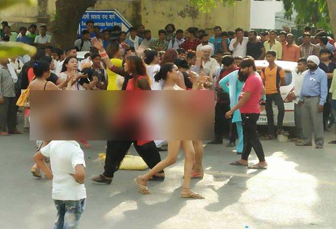 दिल्‍ली के थाने में किन्‍नर कर चुके हैं प्रदर्शन