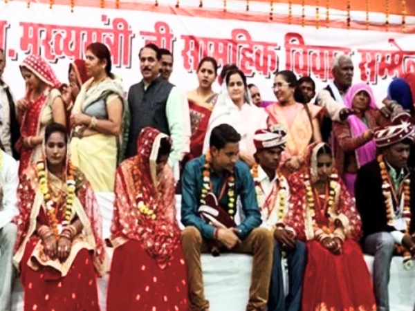 दुल्हनों को बांटे गए नकली गहने