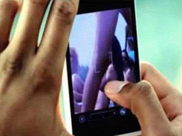 जबरदस्ती दिखाई अश्लील मूवी