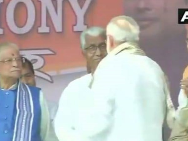 जब माणिक सरकार से पीएम मोदी ने मिलाया हाथ