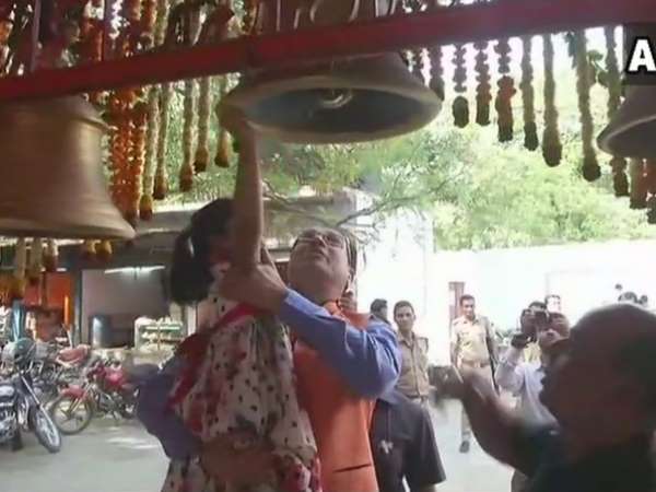  उत्तर प्रदेश सरकार में मंत्री मोहसिन रजा ने शनिवार को हनुमान जयंती के मौके पर मंदिर जाकर दर्शन किए और प्रदेशवासियों को हनुमान जयंती की शुभकामनाएं दीं। मोहसिन रजा शनिवार को अपने परिवार के साथ लखनऊ के अलीगंज स्थित हनुमान मंदिर में पहुंचे पूजा-अर्चना की। रजा की बेटी और बेटा भी इस दौरान उनके साथ थे। पूजा के बाद रजा ने मंदिर में मौजूद बच्चों में फल और मिठाई भी बांटी। 