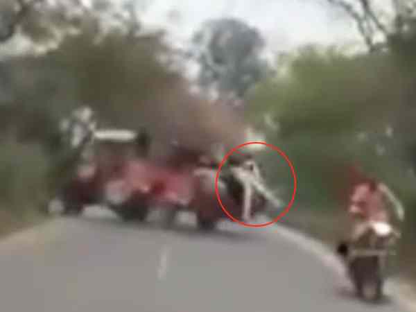 tractor trolly disbalance on road accident in moradabad
