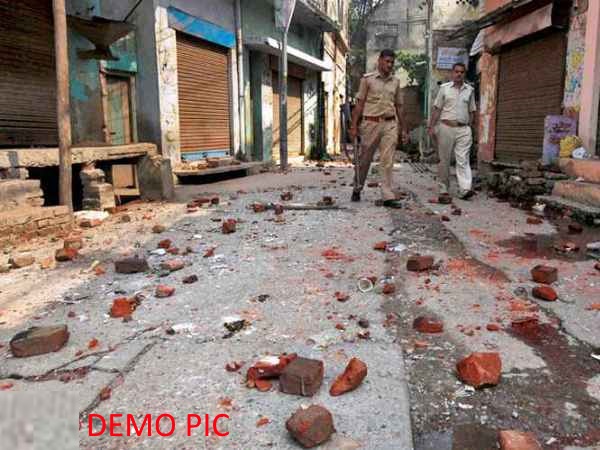  दोनों पक्षों में पत्थरबाजी 