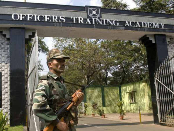 ओम के पिता थे एक वॉचमैन 