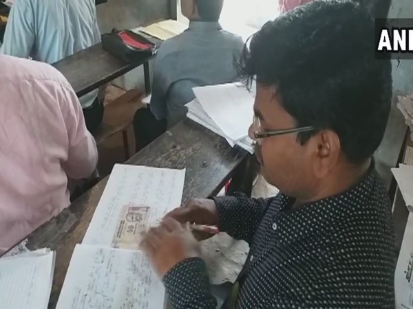  100, 50 और 500 के नोट निकल रहे हैं