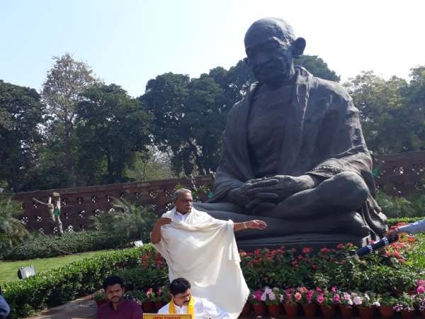 Budget Session Live: कांग्रेस अध्यक्ष राहुल गांधी के नेतृत्व में कांग्रेस सांसदों ने किया प्रदर्शन