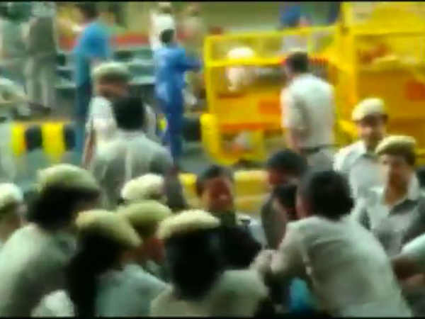 एक महिला फोटोग्राफर के साथ लेडी पुलिस टीम ने की मारपीट