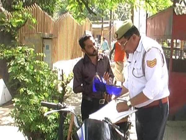 ट्रैफिक पुलिस ने 2300 रुपए वसूले