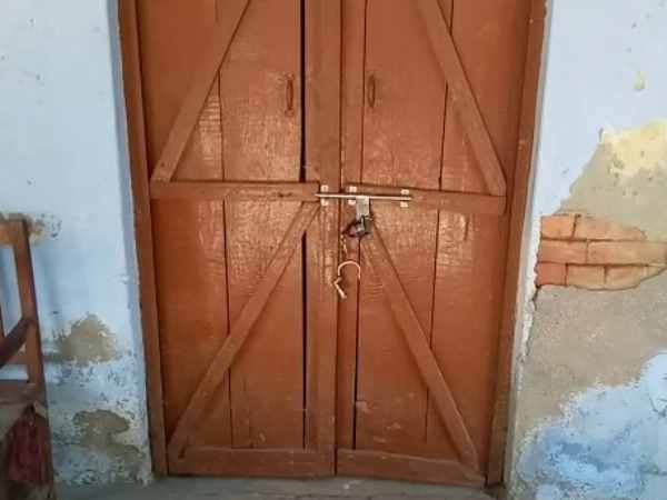 Handcuff in place of lock in Mathura Police station