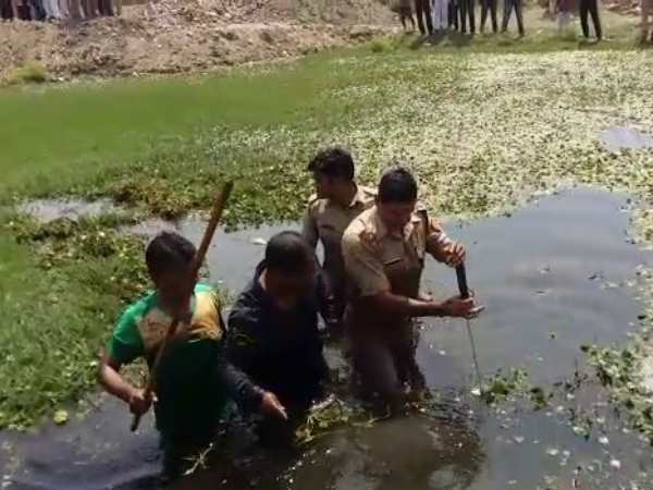 तालाब में उतर गए एसपी