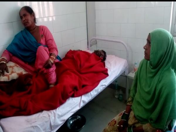  पंचायत में पिलाई पेशाब