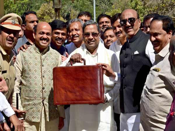 4. छात्रों को मुफ्त लैपटॉप 4. छात्रों को मुफ्त लैपटॉप