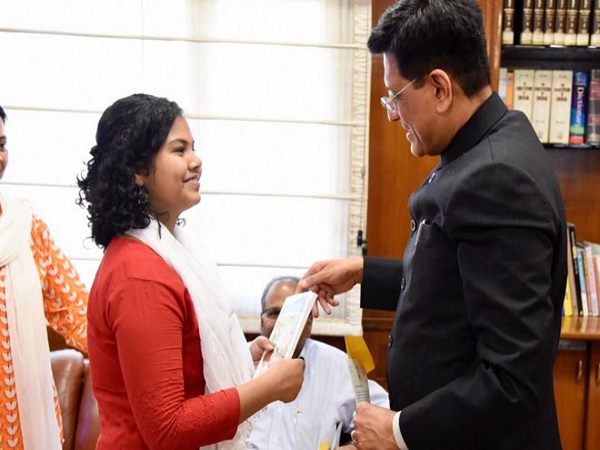 छात्रा को एग्जाम वारियर्स गिफ्ट की