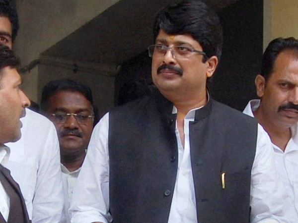 'राजा भैया के जाल में फंस गए अखिलेश' 'राजा भैया के जाल में फंस गए अखिलेश'