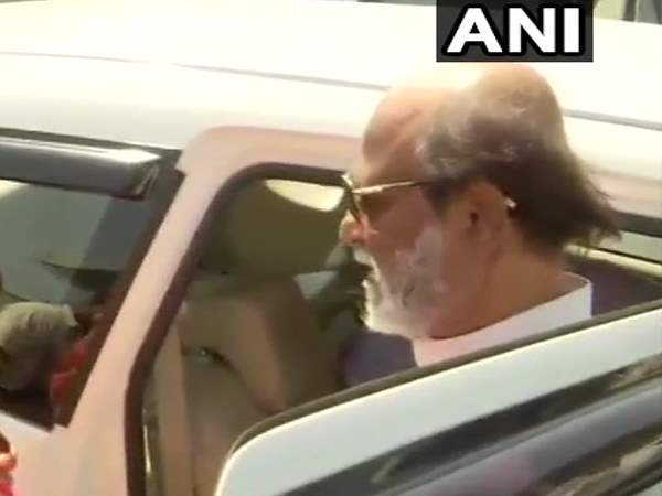 देशभर में घूम रहे हैं रजनीकांत देशभर में घूम रहे हैं रजनीकांत