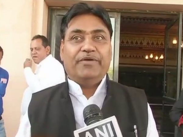 सरकार सबको बाबा बनाना चाहती है: कांग्रेस सरकार सबको बाबा बनाना चाहती है: कांग्रेस