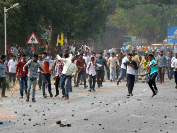 पत्थरबाजी ने बिगाड़ा माहौल