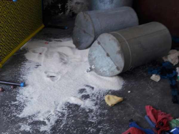 घर में पुलिस ने की तोड़फोड़