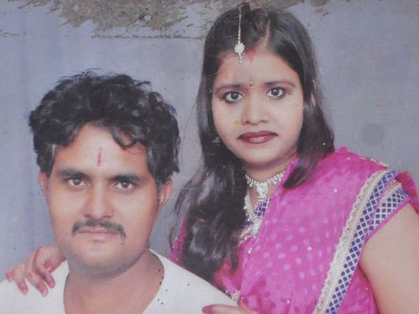 राखी का चुनरी से गला घोटा