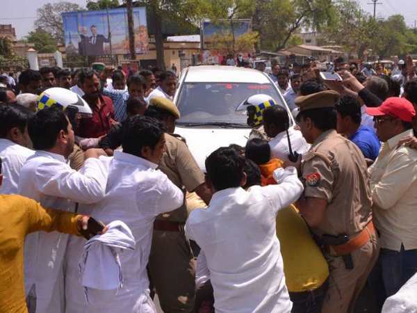 Samajwadi Praty workers beaten by police in Varanasi
