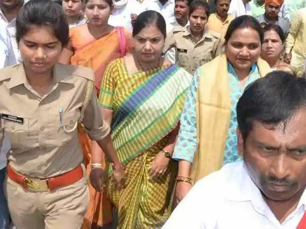 Samajwadi Praty workers beaten by police in Varanasi