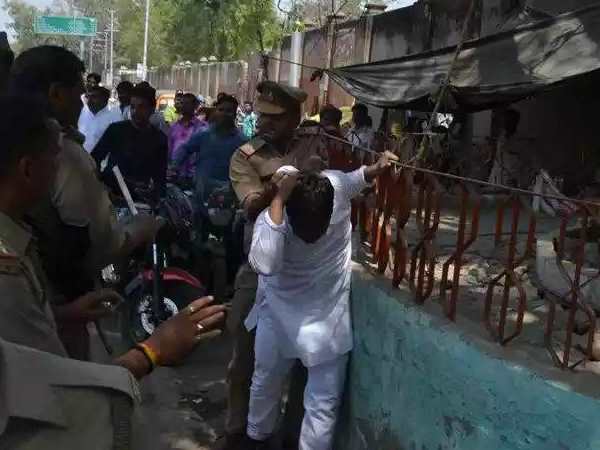 Samajwadi Praty workers beaten by police in Varanasi