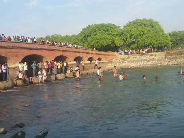 Death of two friends drowning after taking selfie