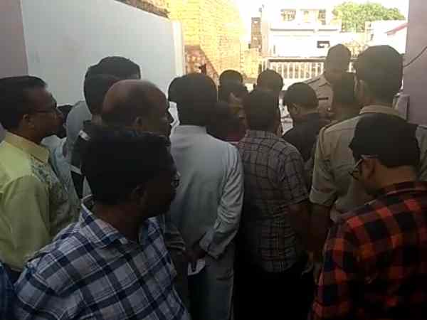 dead body of a teacher found in a students room in Shahjahanpur