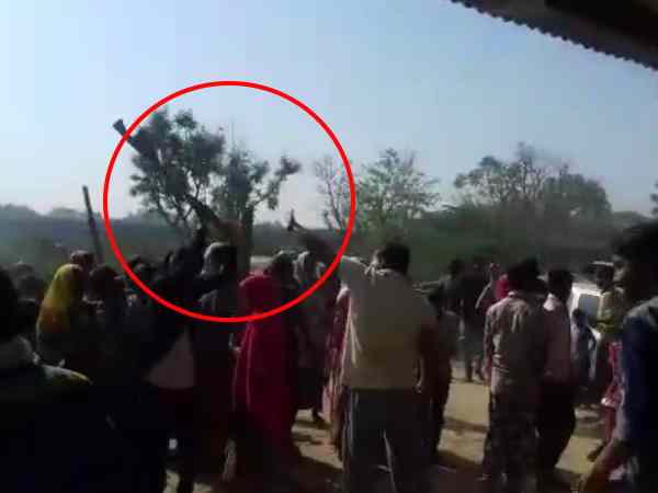 महिलाओं से छेड़छाड़ करते है माफियाओं के गुर्गे