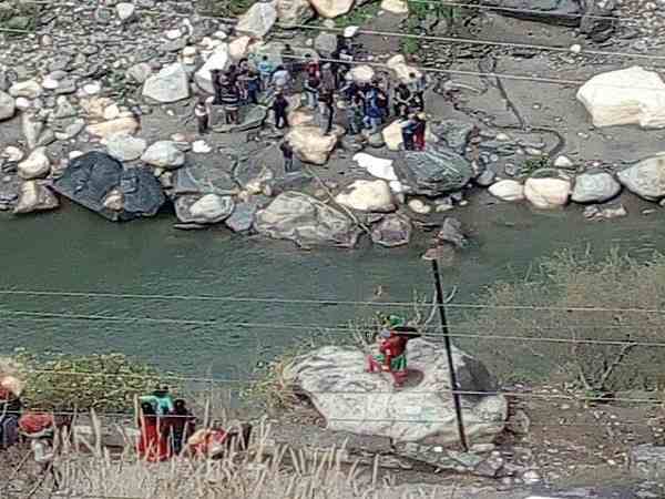 हाथ पकड़ कर लगाई छलांग