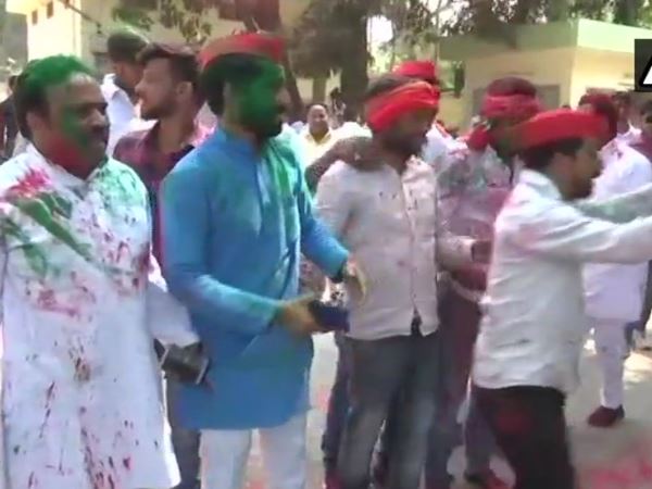 जश्न में सपा कार्यकर्ता, लगाए 'बुआ-भतीजा जिंदाबाद' के नारे