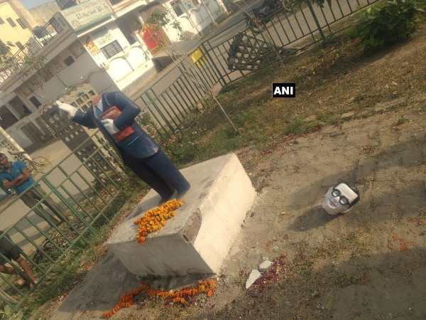 सपा सांसद नागेंद्र पटेल धरने पर बैठे