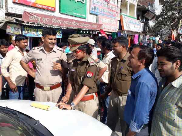 सड़क पर चलाया अभियान