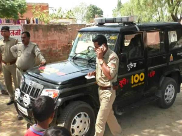 आधे घंटे बाद मौके पर पहुंची पुलिस आधे घंटे बाद मौके पर पहुंची पुलिस