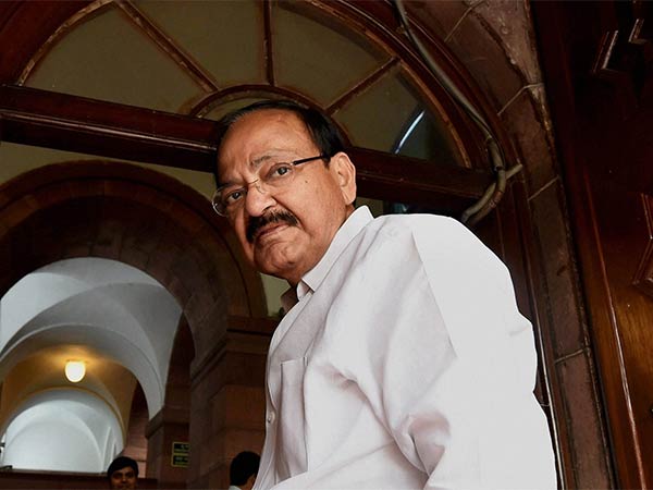 पत्नी उषा नायडू काफी चितिंत हैं