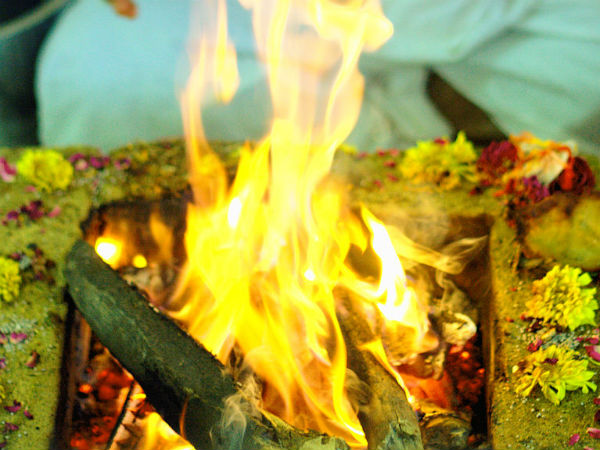 बांये हाथ में जल लेकर मन्त्रोच्चारण करें