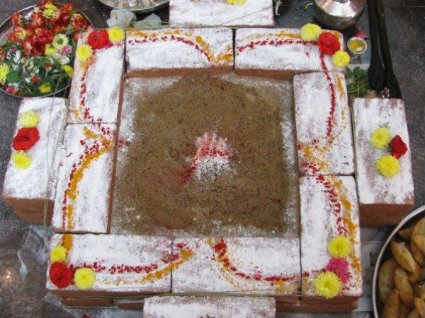 थोड़ी देर तक श्वास अन्दर-बाहर छोड़े... 