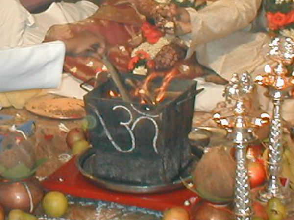 चारों दिशाओं में व ऊपर व नीचे जल छोड़ें