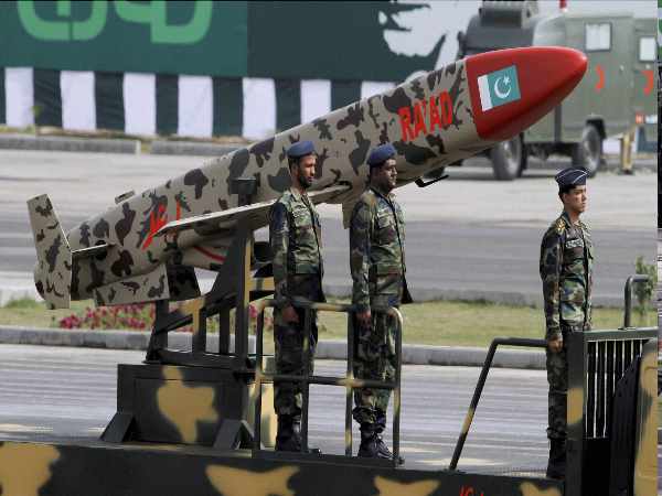 पाकिस्तान: सरकार ने किया रक्षा बजट में 20 फीसदी का इजाफा पाकिस्तान: सरकार ने किया रक्षा बजट में 20 फीसदी का इजाफा