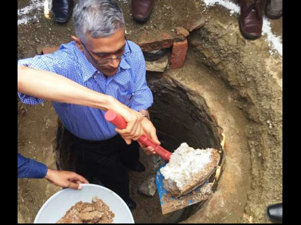 गड्ढ़ों में उतरकर खुद की सफाई 