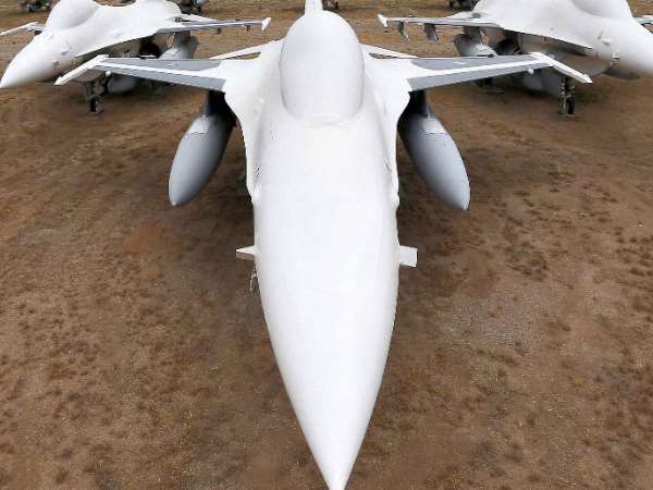 एडवांस टेक्नोलॉजी वाले एफ-16 और एफ-18 एडवांस टेक्नोलॉजी वाले एफ-16 और एफ-18