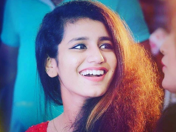 शॉपिंग मॉल में फैंस से घिरीं प्रिया प्रकाश