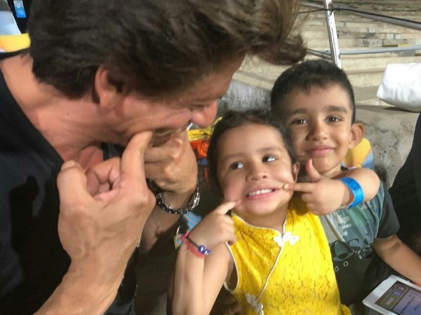 वायरल हुईं शाहरुख-जीवा की तस्वीरें