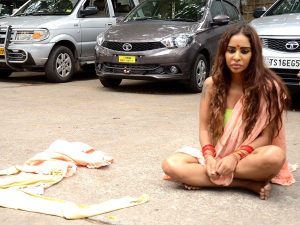 श्री रेड्डी ने कहा, 'शांत नहीं रहेंगे अब हम'