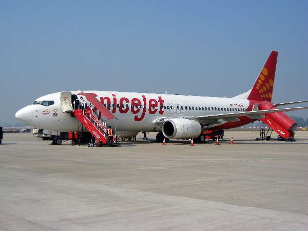 केबिन में धुआं उठा, SpiceJet की इमरजेंसी लैंडिंग