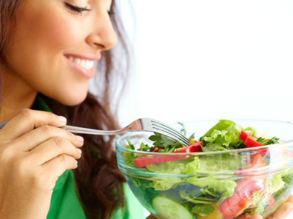 भोजन हमेशा पूर्व और उत्तर दिशा की ओर करें 