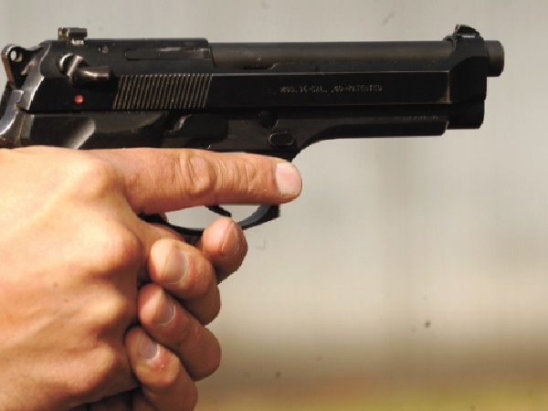 मैनेजर की कनपटी पर रिवॉल्वर रख लूटे 15 लाख 