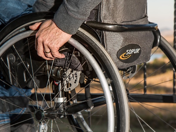 पत्नी को व्हीलचेयर पर ले जाते हैं हर साल